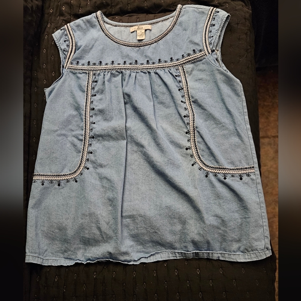 Bass & Co. Blue Sleeveless Top with Embroidered Details
